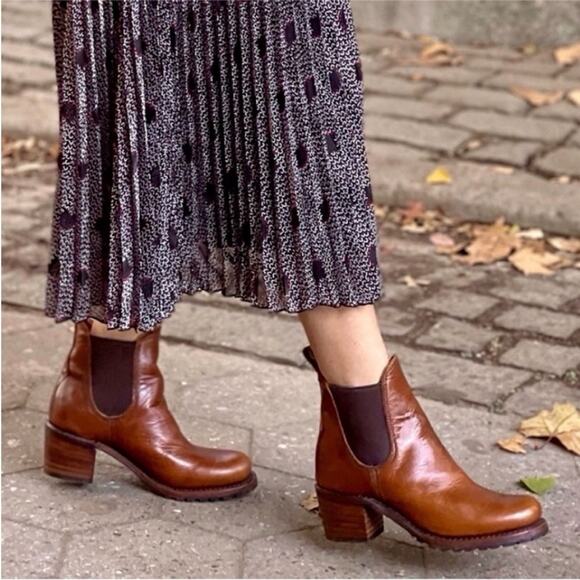 Frye Shoes - FRYE Sabrina Chelsea pull on boots size 9